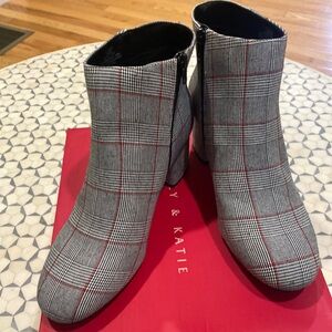 New Kelly & Kate Plaid Booties Size 11
